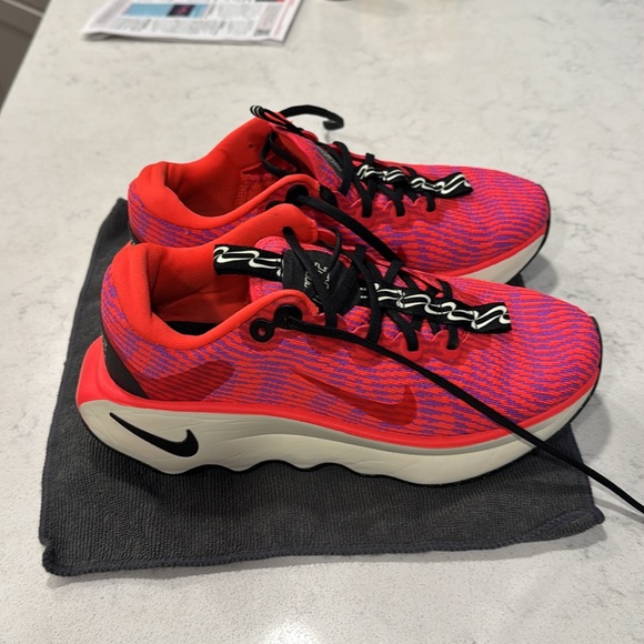 NWOT NIKE walking/running shoes. Very comfy & padded with great traction. - Picture 2 of 7